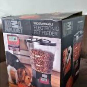 Programmable Pet Feeder with Black Accents